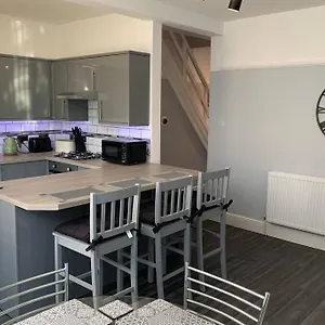  Holiday home Modern Fully Refurbished 3 Bedroom